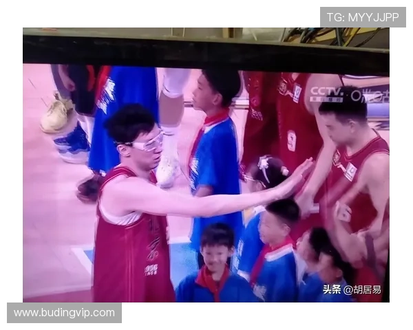 球员转会发布会现场粉丝欢呼不断场气氛高涨见证新星加盟闪耀时刻