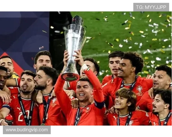 约克雷斯荣膺欧国联最佳射手奖杯以9球领跑射手榜展现卓越实力